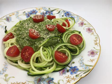 Die Vorteile Von Zucchini-Nudeln Mit Pesto Erleben