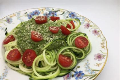 Zucchini-Nudeln mit Pesto Zubereitung