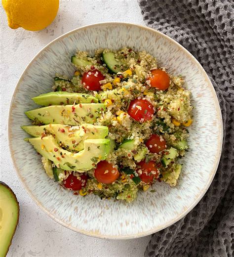 Zutaten Für Einen Gesunden Quinoa-Salat Mit Avocado